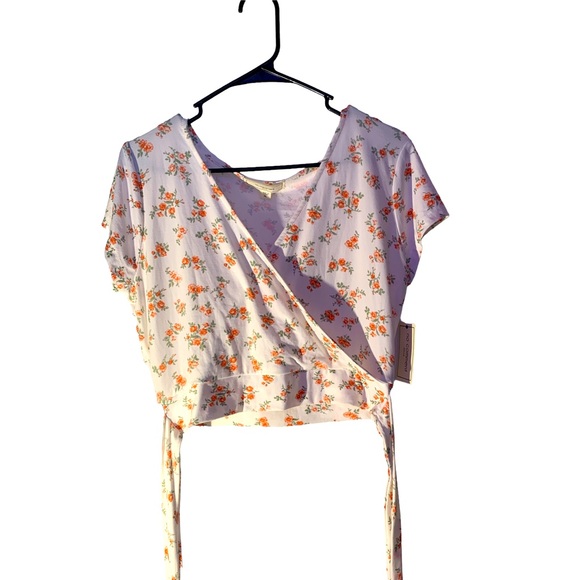 White floral crossover croptop - Picture 1 of 1